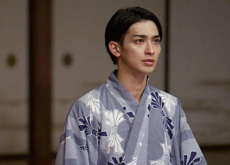 憑《正體》一人分飾五角奪下第48屆日本奧斯卡影帝，之後又在《國寶》中挑戰歌舞伎角色，為戲苦練一年半，演出細膩震撼，電影於坎城影展獲得長達6分鐘掌聲，不到30歲就已經是享譽國際的知名演員。