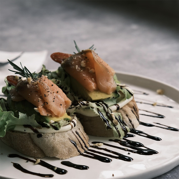 飲品部分則推薦自家義式咖啡與手作甜點：焦糖布丁、肉桂捲與巴斯克乳酪蛋糕，有的是期間限定，有的則是老客人必點。