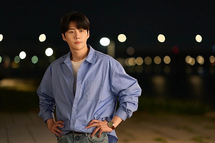 舞台劇出生的金宣虎，早已靠著身後的經驗累積精湛演技，進軍戲劇界後又憑藉《Start-Up：我的新創時代》、《海岸村恰恰恰》、《苦盡柑來遇見你》…等熱播作，一步步晉升為一線男神，這次在《愛情怎麼翻譯？》中將飾演一位精通六種語言的專業口譯員周浩鎮。