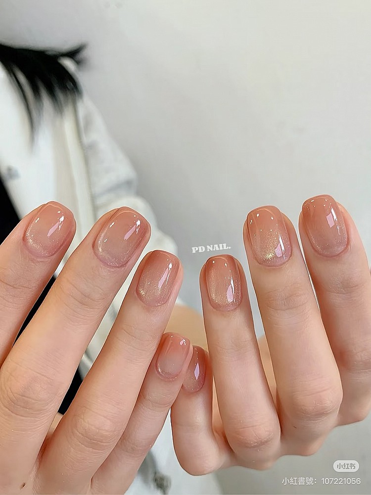 裸色貓眼美甲推薦3:蜜桃感漸層
