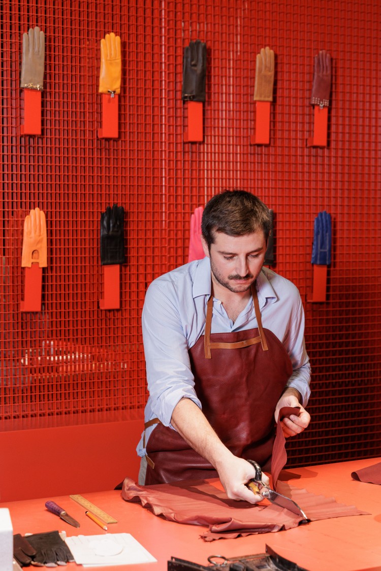 並於展場同步播放導演Frédéric Laffont拍攝的紀錄片《Footsteps across the World》，以影像呈現品牌與永續發展的深厚連結，讓這場展覽的呈現更具溫度與深度。