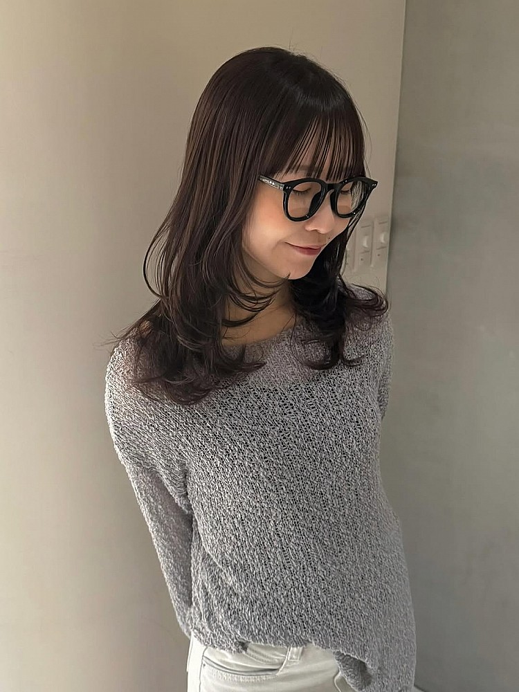 深棕色髮型推薦9：層次髮尾捲