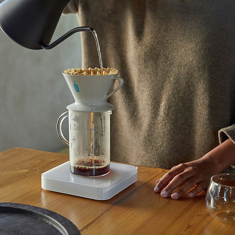 如果藍瓶真的更換母公司，未來的路將有多種可能性。其一，若雀巢保留品牌 IP，只出售門市體系，藍瓶可能會轉型為「精品咖啡產品品牌」，加強咖啡豆、濾掛、家用設備等通路，走向更生活風格化的品牌策略。其二，若由新的大型飲料或餐飲集團接手，藍瓶的全球門市可能會再迎來新一輪擴張，就像星巴克的成長軌跡。其三，若由更注重文化與美學的企業收購，藍瓶則有機會延續並深化目前的品牌風格。