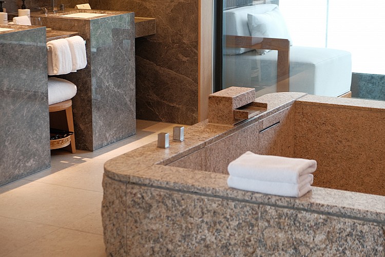 以金山聞名百年的氯化物硫酸鹽泉為核心亮點，全館211間客房都有獨立溫泉池與陽台