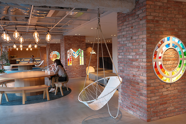    入夜後，大廳化身為「夜景時光」的舞台，旅人可在柔和燈光下啜飲咖啡，也能聆聽來自五稜郭塔的手搖風琴旋律，在音符與光影間延續屬於夜晚的浪漫。