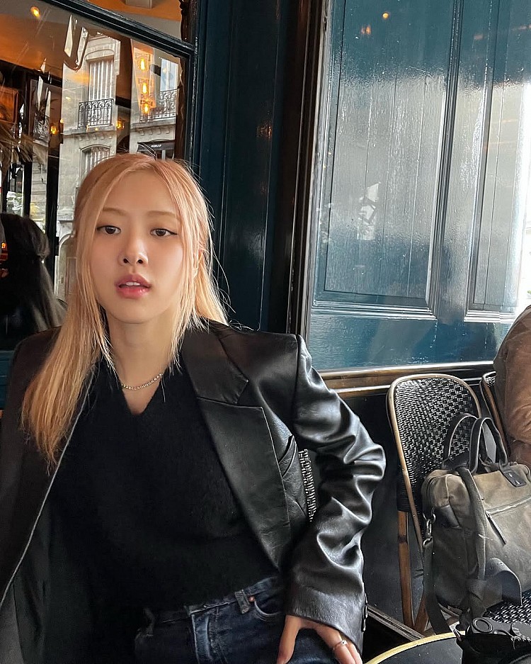 Rosé穿的這款皮革西裝外套以俐落肩線與明顯的西裝領片打造乾淨輪廓，是近年大勢的「Leather Blazer」代表版型。