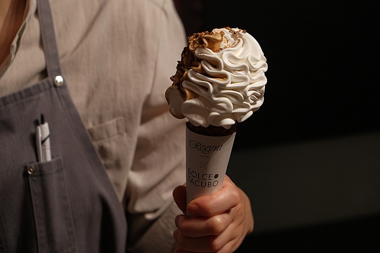 我想，好看的東西沒有人不喜歡吧？」於是，霜淇淋被做成如花綻放的造型。