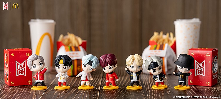 10/8上午10:30，全台指定麥當勞櫃檯將正式開賣，每份超值全餐加價129元即可獲得一款盲盒