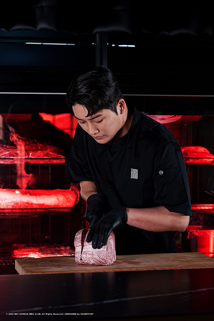 BAY的靈魂人物，就是文世勳。對許多人而言，他是《單身即地獄》的熟面孔，但在這裡，他更像是一位專注於火與味的料理人。