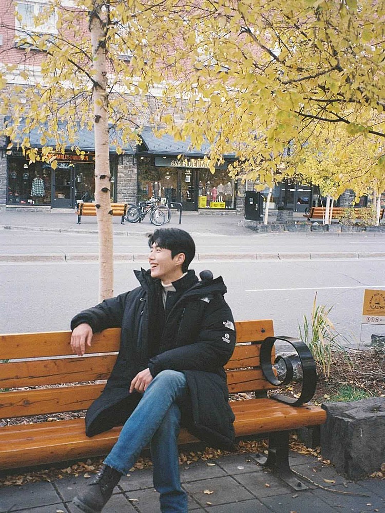 這一身造型則展現出金宣虎更貼近日常的一面。穿上黑色羽絨大衣作為主角，剪裁俐落、不過度膨脹，讓羽絨單品保有機能性的同時，也不會犧牲整體比例。