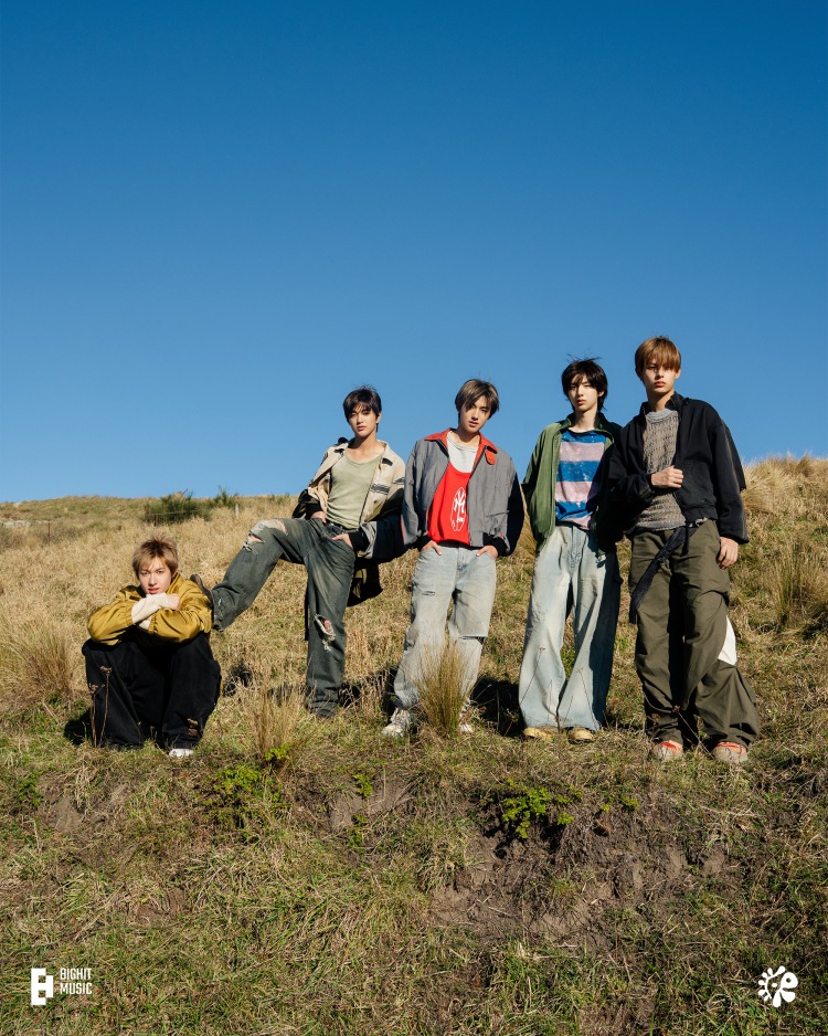 今年八月由 Bighit Music 推出的五人男子團體 CORTIS，由朴宇宙 Martin、趙兩凡 James、金主訓、嚴成玹、安乾鎬所組成，不只打著「BTS 師弟團」的光環，加上超高顏值、青春洋溢的氣息、全團都能創作的才能，加上毫無偶包的社群操作，讓他們一出道就紅遍全球。