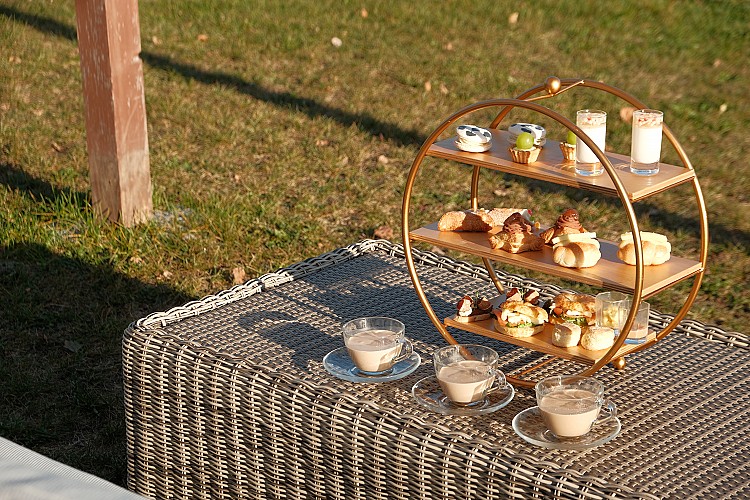 農場裡有三種乳牛：荷蘭乳牛、娟姍牛和瑞士褐牛，想一次體驗這份自然的濃度，最棒的方法就是參加「農場下午茶」，在午後的陽光下細細品嚐屬於牧場的味道。