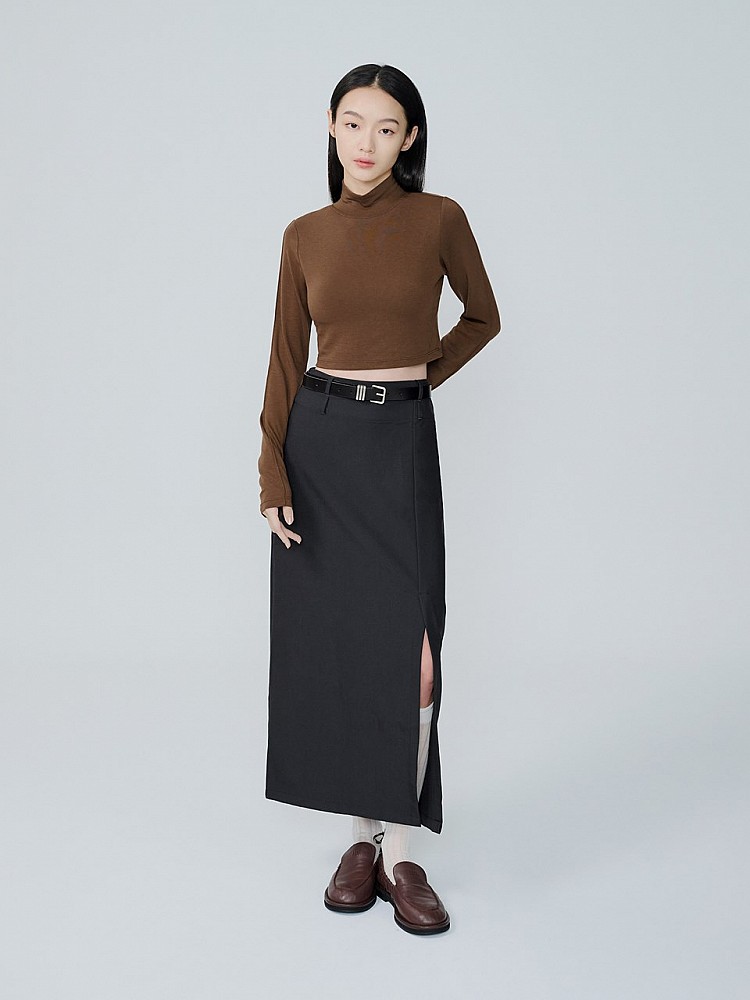 不想為了保暖犧牲穿搭？Mouggan這件「發熱高領Bra」直接把內搭做成可單穿的時髦上衣。親膚發熱布料貼身不刺癢，合身短版剪裁把腰線拉高，單穿就很有態度。（價格：NTD1,080）