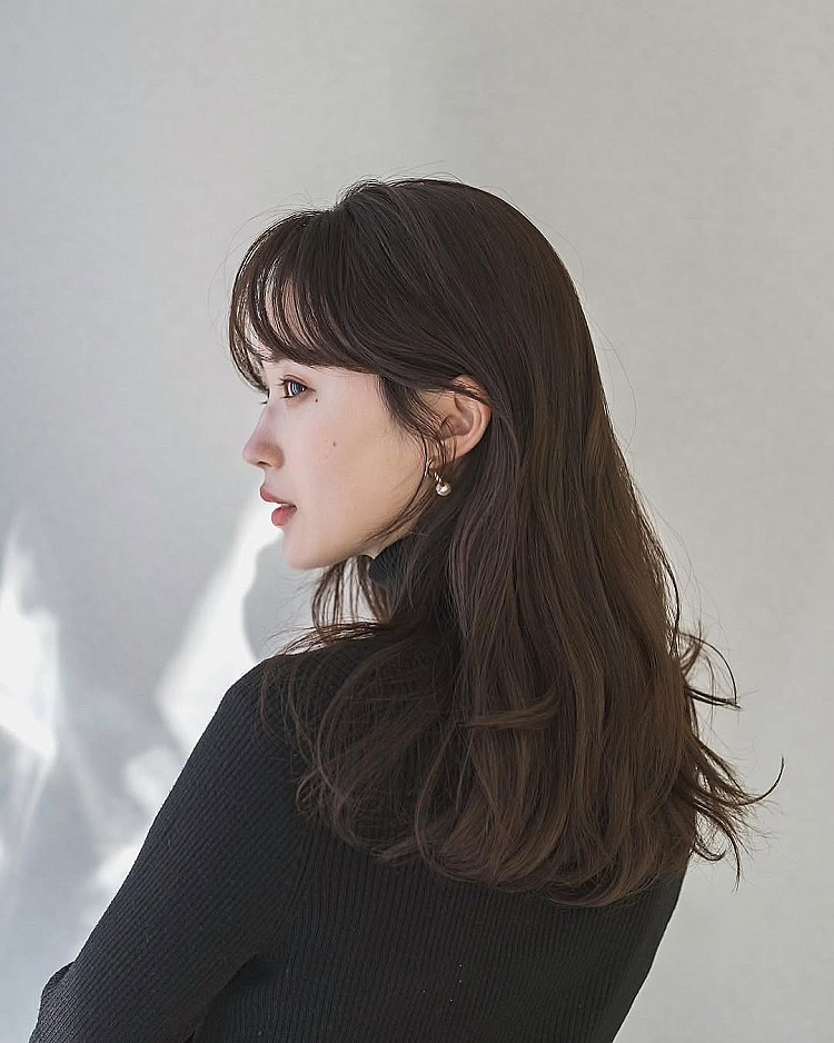 減齡黑長髮造型推薦4：法式瀏海C字捲