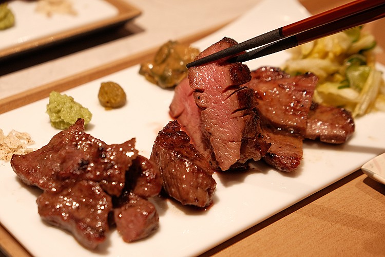 菜單以炭火直燒牛舌為核心,依部位細分赤身、上選與特選三段口感,並延伸至A5和牛、伊比利豬等14款定食組合。