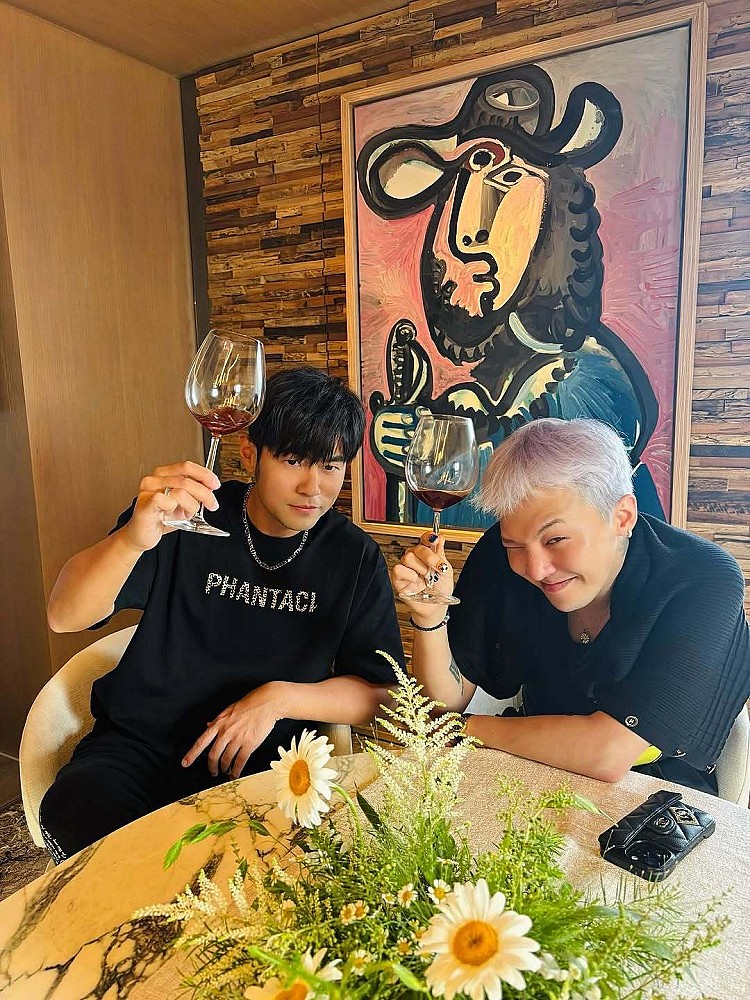 「K-pop 王者」G-Dragon 日前帶著安可場登陸臺北大巨蛋，就在演唱會結束隔天，由周杰倫媽媽葉惠美、公司老闆楊峻榮等人投資創辦的巨星傳奇集團，宣布投資 800 萬美元（約 2.43 億新台幣），入股 G-Dragon 的經紀公司 Galaxy，也讓不少粉絲敲碗能看到兩大天王在音樂的合作。