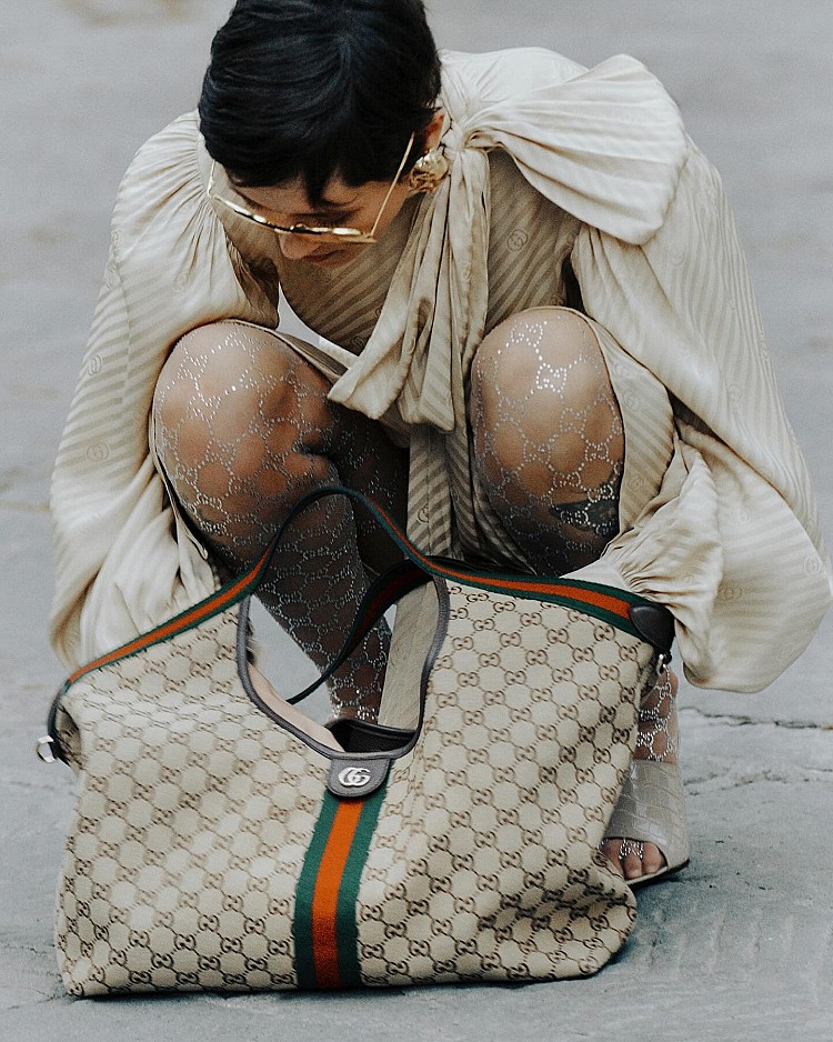 談到老花，Gucci無疑是讓Logo潮流重回伸展台的最大推手。誕生於1938年的「雙G」圖案，由創辦人 Guccio Gucci 的長子 Aldo Gucci 所設計，他將父親名字中的大寫 G 重疊，並在戰後物資短缺的年代，以棉麻帆布取代皮革製包，打造出輕盈、耐用又具識別度的 GG 印花。