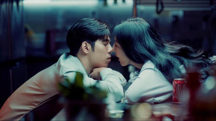 去年才以《不良執念清除師》拿下金鐘「最佳女配角」的楊謹華,早就是不少劇迷心中的準視后,這次在《影后》中飾演一位事業如日中天且敢言敢做的女演員周凡一,除了必須完整詮釋作為一位女明星在螢光幕前與私下的心酸血淚,在劇中與詹懷雲更有不少令人臉紅心跳的感情,因此表現也十分受到大家的讚賞。