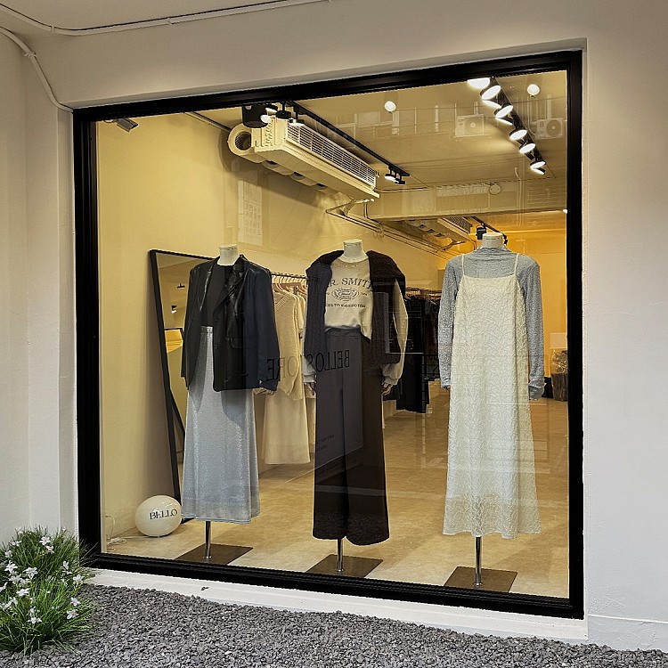 Bello靜靜藏在敦化南路一段巷弄裡，店內以留白與淺木打造輕盈氛圍，逛起來像是在替日常衣櫥做調整。