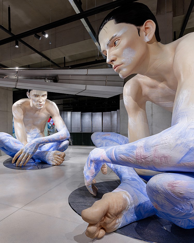 從5.3公尺的沉睡巨人雕塑、3D仿生人臉,到巨型狗狗、獨角獸等夢幻裝置,每一間門市都像是一座沉浸式藝廊,不僅讓消費者在購物過程中感受到強烈的感官衝擊,拍照分享同時自帶擴散效果,成功打破傳統零售的框架,將商業空間轉化為藝術舞台。