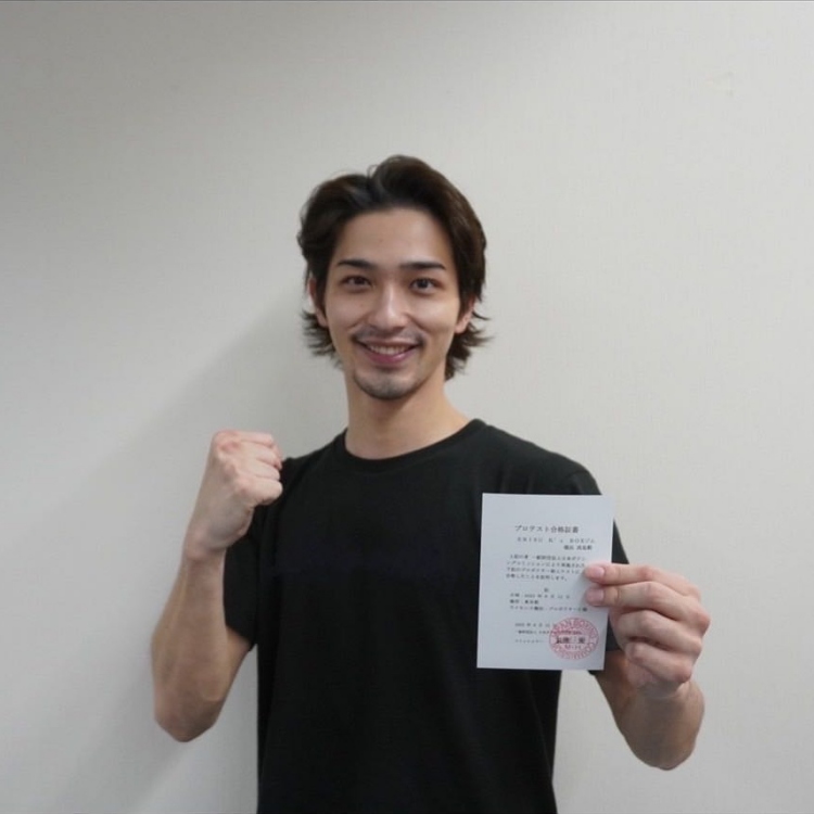   橫濱流星對角色的投入，已達「職人級」程度，在電影《春天飄零》、《想見你的愛》中真實詮釋拳擊手，為戲投入拳擊訓練超過數月，甚至挑戰日本拳擊委員會C級執照考試並成功過關，正式取得職業資格。