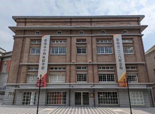 位於台南市舊城中心點，前身為台南市議會，並透過空橋與台南台灣文學館連結，成為市民日常中的知識據點。小而美的規模，一樓規劃為「二二八紀念館」保存了台南珍貴史料，延續民主記憶。