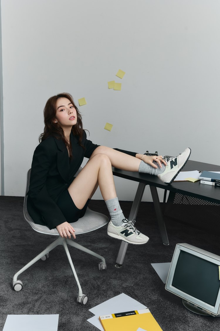 金獎新生代演員林奕嵐穿上NB 471強勢出圈!「薄底鞋X雙色鞋帶」打造時髦派一週穿搭範本