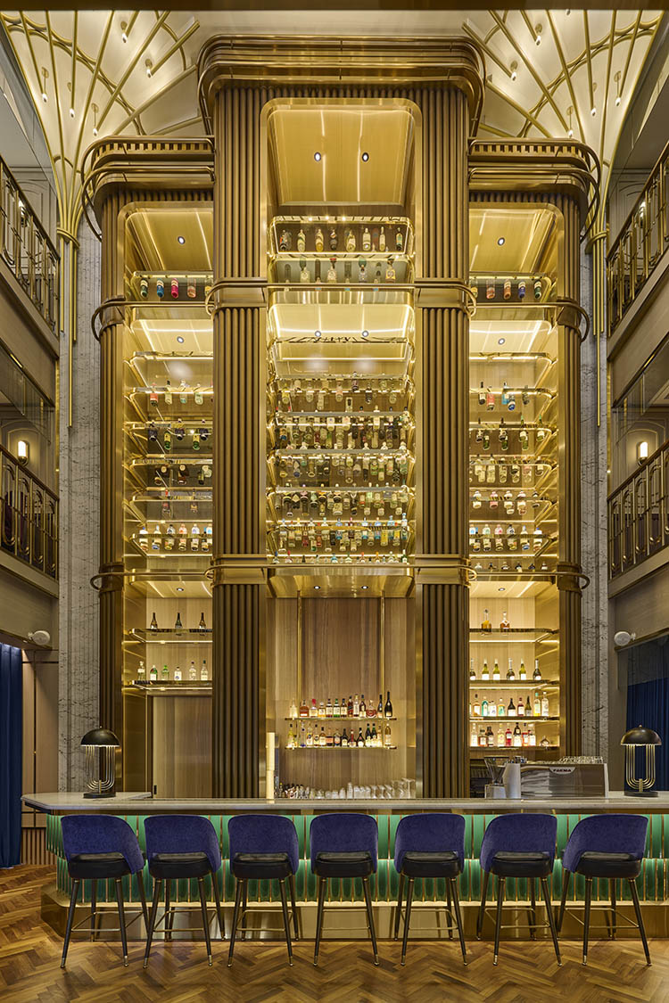 大廳像是一座被金色點亮的劇場，三層樓挑高在踏進來的瞬間就把旅人包進一場華麗的表演之中。