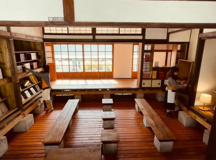 2025台南景點推薦1  敝墟書店書店保留原眷村建築的靜謐氛圍，主打獨立出版、小誌與文化選書，串連在地出版能量，而展示書櫃多以回收建材製成，並與台南市文資建材銀行合作，賦予舊料新生命。
