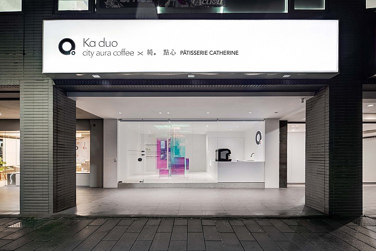 「KA DUO × 純。點心」雙品牌聯手,打造城市轉角的五感空間光線穿越玻璃裝置灑落室內,咖啡香與甜點氣息在空間中緩慢擴散,讓人自然放慢步調,咖啡不只是風味展現,而是品味城市的一種方式,甜點則以法式工藝回應,讓五感在此趨近平衡