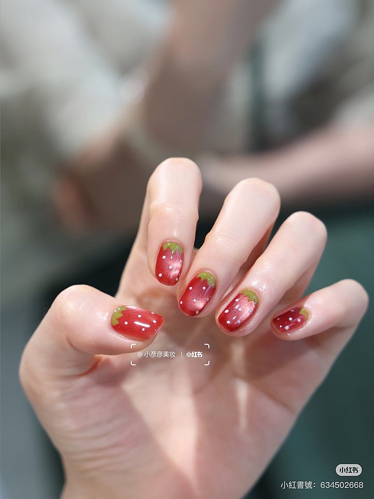 紅色貓眼光療美甲6：俏皮草莓