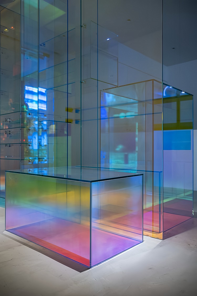 「KA DUO × 純。點心」空間設計是這間聯名店最引人注目的亮點之一。店內以玻璃裝置藝術為核心,讓自然光與人工照明在不同時段交錯流動,形塑出宛如藝廊般的沉浸體驗。