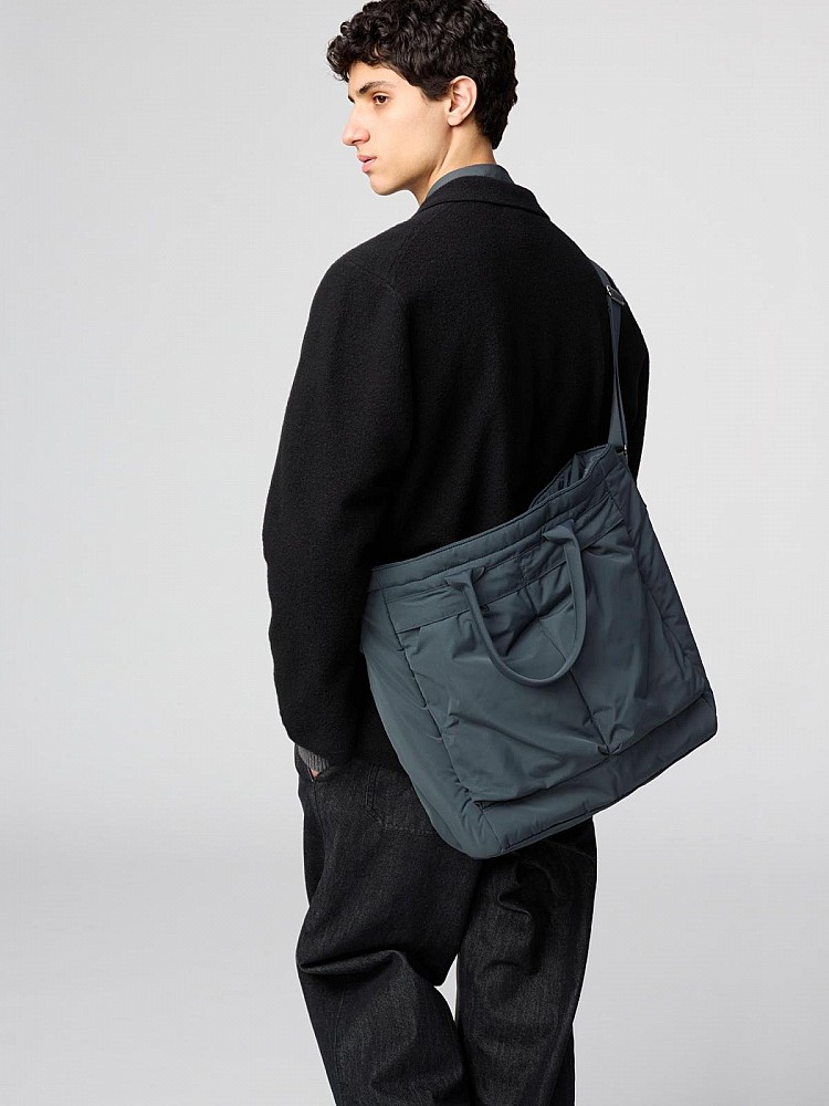 「2Way萬用包」可說是本季Uniqlo: C系列中最值得入手的實用配件，包包有著表布採防潑水加工，即使遇到小雨也能輕鬆應對