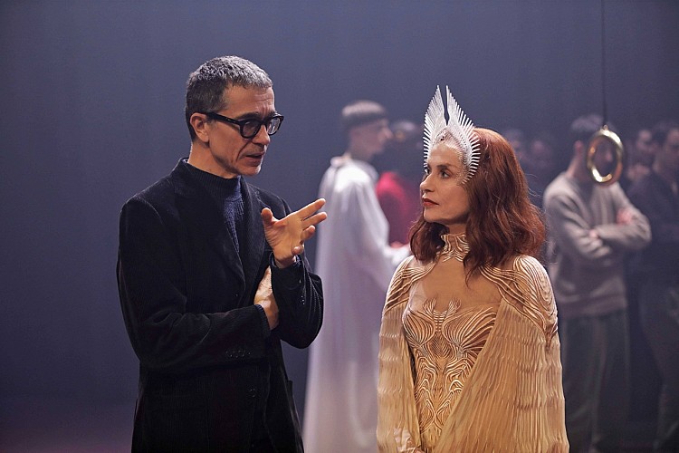 出道超過 50 年、出演超過 120 部電影的資深影后 Isabelle Huppert（伊莎貝・雨蓓）將在下週登台中國家歌劇院。想近距離觀賞這位傳奇演員的戲劇張力，千萬不要錯過！