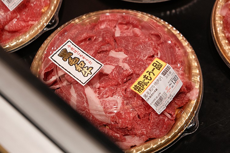 品牌以精準分切技術、量大採購與自建食品工廠起家，並陸續併購中上游供應商，使其擁有自製商品的能力，降低成本並創造產品差異化。