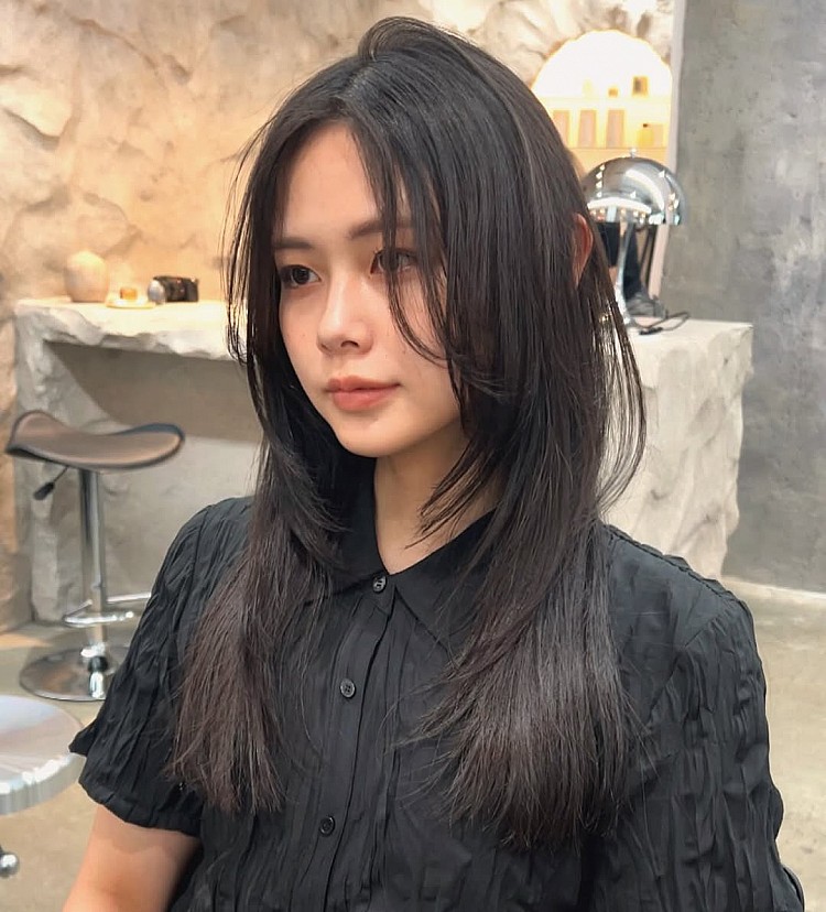 50歲減齡中分長髮推薦1：層次剪