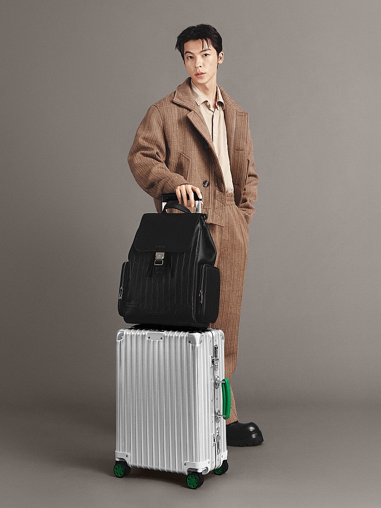 繼Canada Goose、Uniqlo之後，許光漢今年再度拿下時尚品牌代言，出任Rimowa大中華區品牌摯友，形象照中以乾淨利落的西裝為穿搭，手拎黑色旅行袋、點綴綠色行李牌，好期待是不是有機會跟周董同台呢？重現《 三年二班》MV的畫面。