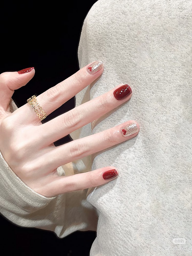 聖誕紅美甲推薦11：璀璨亮片