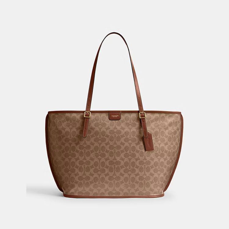 這款Taxi托特包以紐約城市節奏為靈感，將輕便編織Singnature搭配植鞣皮革，兼顧質感與耐用度。