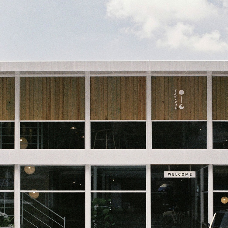 「探柵」坐落在屏東市自由路上,一條既有生活氣息又緊貼城市節奏的街道。