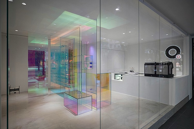 由 KA coffee 與純。點心 攜手打造的品牌聯名概念店,選址於台北大安區靜謐街角,提供飲品也有精彩甜點,更將空間視為體驗的一部分,透過光線、材質與動線,構成一場日常可親近的美學空間。