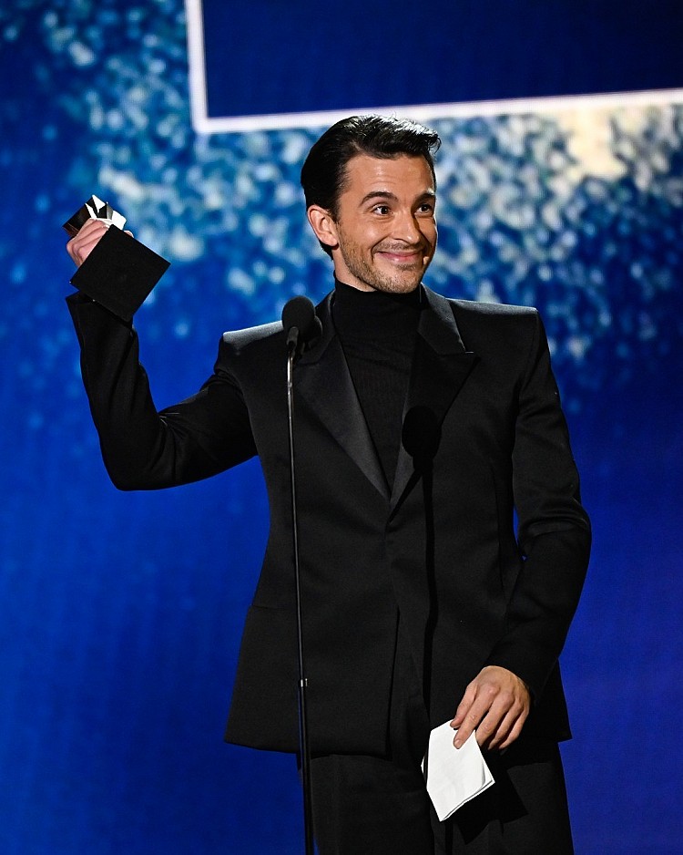 憑藉影集《同路人》榮獲「評論家選擇電影獎」最佳男配角殊榮！「對許多人來說這是震撼教育，但對我們來說卻是不可忽視的事實。同志群體一直都存在，只是多數不能公開，為後來的世代爭取更安穩自由的生活。」