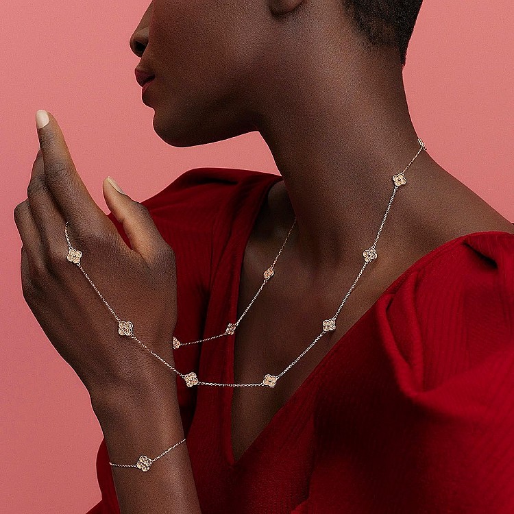 要說梵克雅寶最具代表性的系列，非「Alhambra」莫屬！這個系列自1968年誕生，以四葉幸運草為靈感，搭配金質圓珠飾邊，運用珍珠母貝、瑪瑙、綠松石等材質，不僅設計本身的優雅百搭，更因其蘊含的幸運寓意與收藏價值，成為「入門高級珠寶」的首選之一。