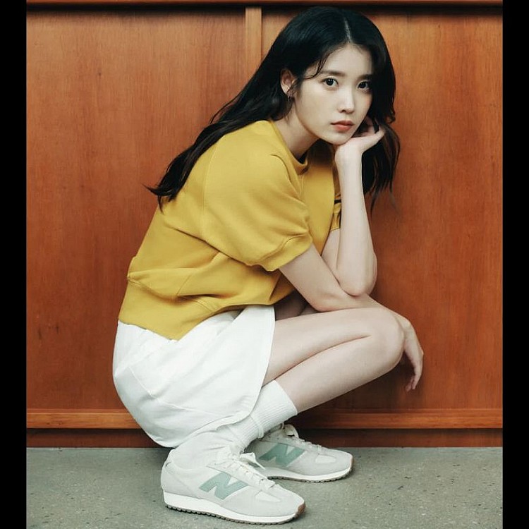 New Balance 471以1970年代跑鞋為基礎，低筒鞋身搭配船型Eva中底與人字紋外底，勾勒出輕盈又復古的線條。