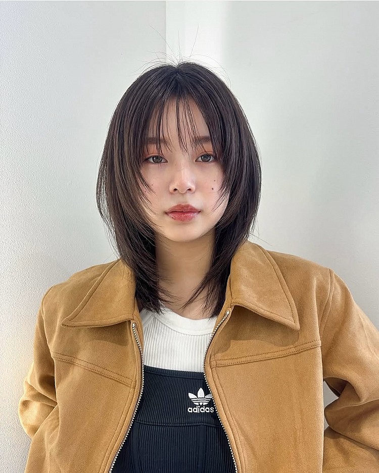 深棕色髮型推薦12：中長髮輪廓剪