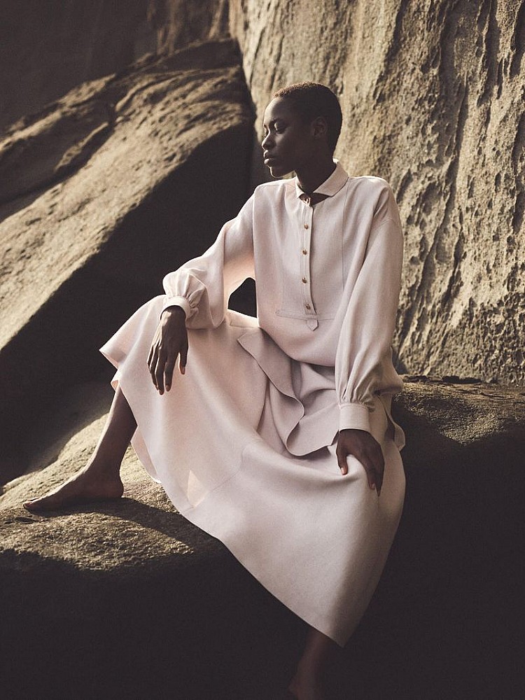 她的人生座右銘:「屬於你的,終將到來(What’s meant for you is already on its way.)」完美總結了她的旅程:從難民營到巴黎伸展台,Awar以真誠、柔韌與自信詮釋新世代「超模」的定義,不只是被觀看的臉孔,而是傳遞力量與情感的存在。