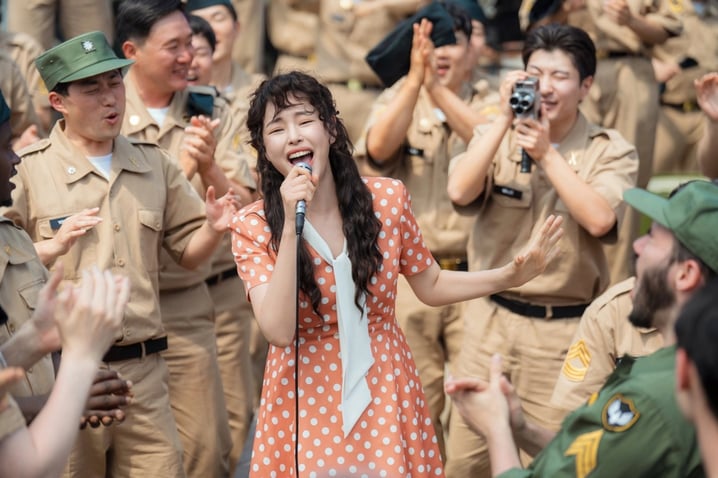 《慢慢地，強烈地》是部以 1960 年代至 1980 年代韓國為背景的時代劇，故事聚焦於那個動盪年代中，逐漸成形的演藝與大眾娛樂產業，在政治高壓、社會不安與貧富差距擴大的現實下，一群站在舞台邊緣的人，沒有背景也沒有資源，卻對演藝圈懷抱野心與韌性，他們將透過音樂、表演與娛樂，為自己爭取被更多人看見的機會，並在在不公不義的結構中摸索出自己的生存之道。