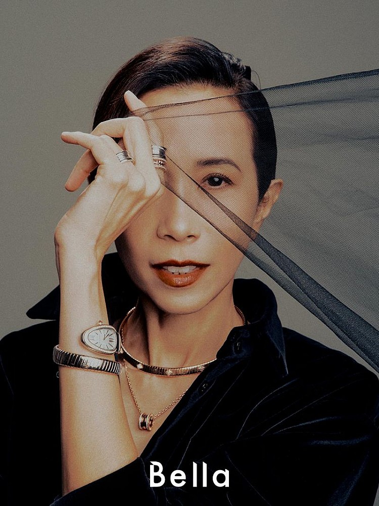 不論是在歌曲〈陰天〉的慵懶聲線，還是在電影《食神》尾聲的清新蛻變，她的一舉一動，都代表著指標與創新。被外媒盛讚是「亞洲最成功的女演員之一」，卻堅持把重心放在音樂之路，笑說：「可以用歌聲感動人，是最幸福的事。」  縱使置身 K-pop 當道的年代，在許多歌迷心中，她始終無可取代。這個人，正是──Karen Mok 莫文蔚。