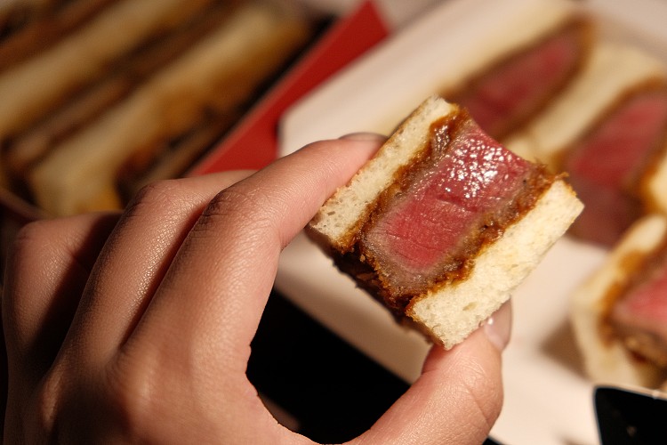 若想一次見識品牌功力，A5和牛菲力是絕對不能跳過的選擇，外酥內嫩、肉汁被鎖得精準，入口就是銀座深夜的那種餘韻。