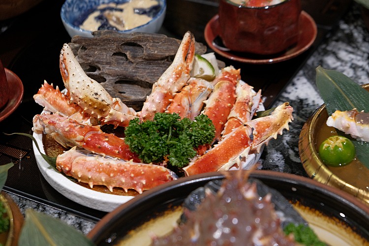 從鮮甜的帝王蟹腿刺身，到奶油大蔥烤蟹腳、柴魚昆布湯涮煮蟹身、蟹高湯蒸蛋，再到以蟹膏熬煮的收尾粥，每一步都凸顯食材本味。